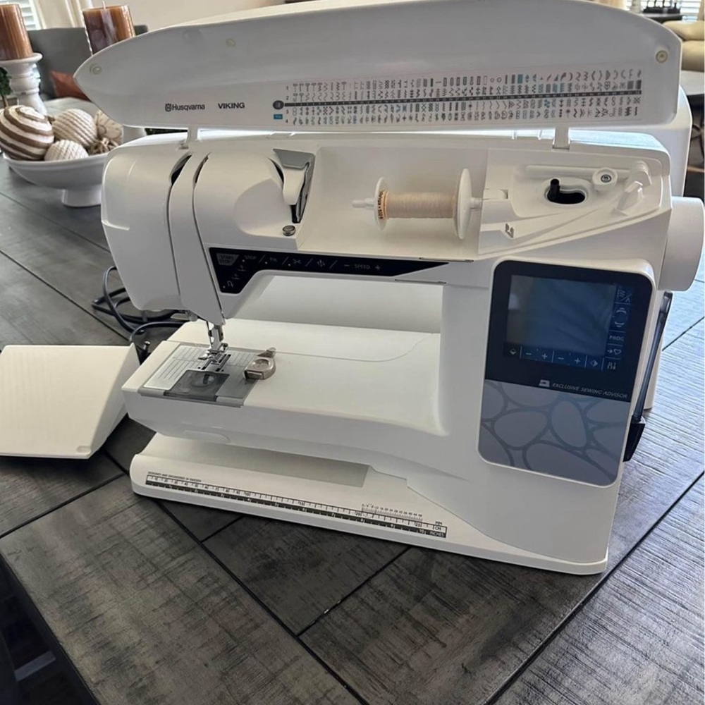 Husqvarna Opal 690Q Sewing Machine